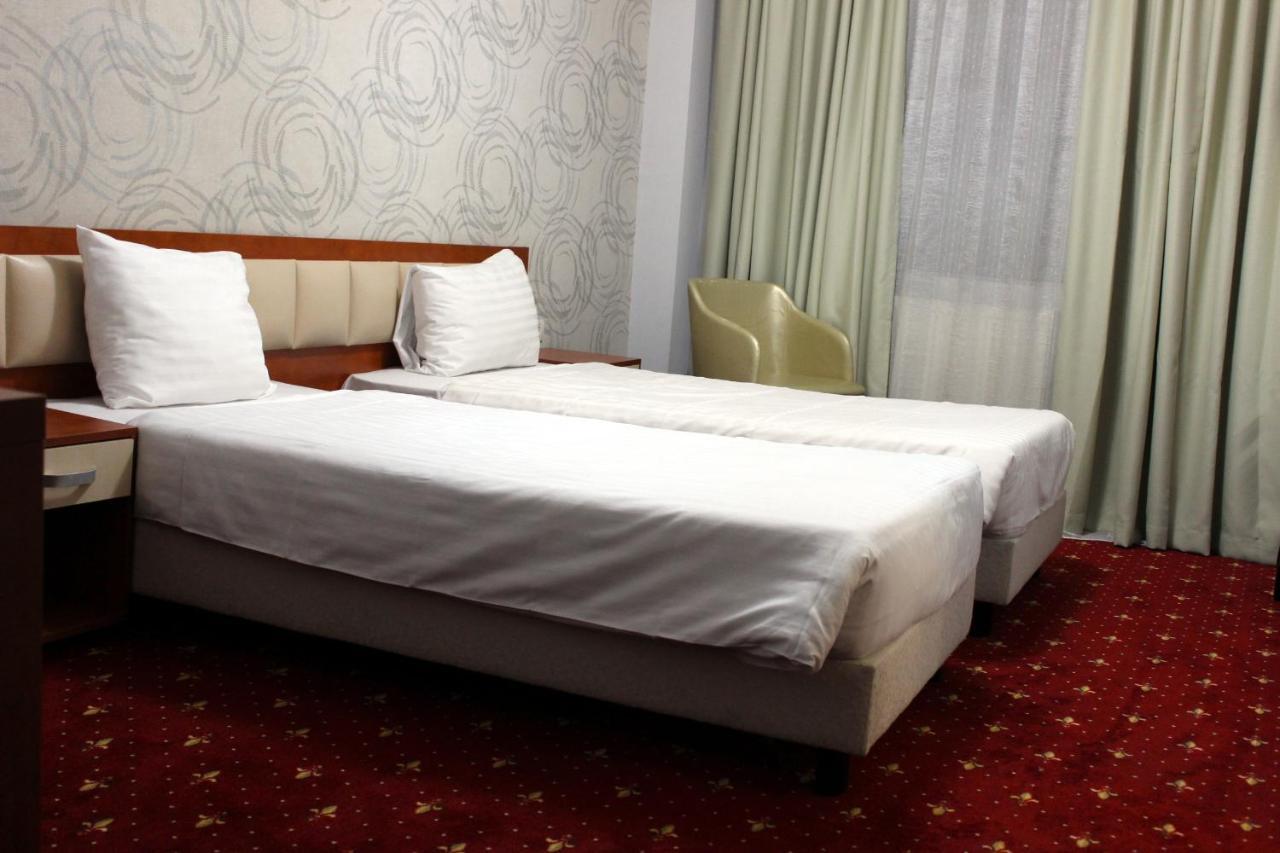 Kosher Hotel Lev Or Bucarest Exterior foto